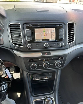 Volkswagen Sharan cena 41600 przebieg: 278000, rok produkcji 2013 z Śrem małe 277